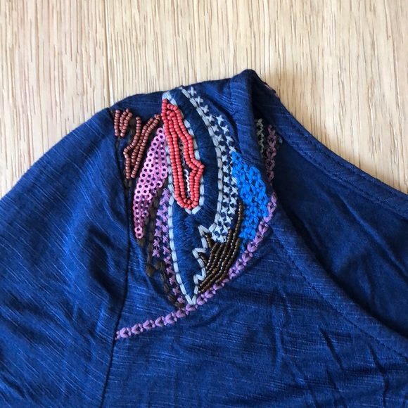 Asymmetrical Embroidered detail top - Picture 3 of 6